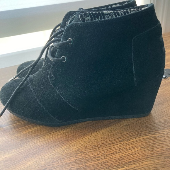Ladies Tom’s Black suede booties size W9 - Picture 2 of 3